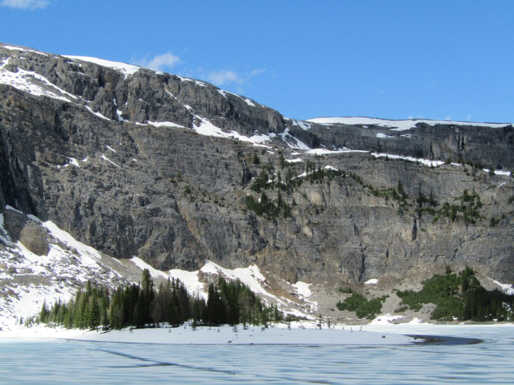 A small peninsula at the far side of the lake